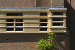 Coenenstraat, laderramen dichtbij hoek met B. Ruloffstraat.
<br/>
Paul Paris, mei 2014